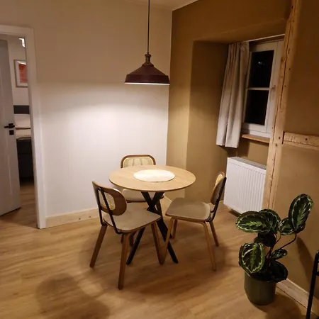 Rebhaus Adams Apartment *