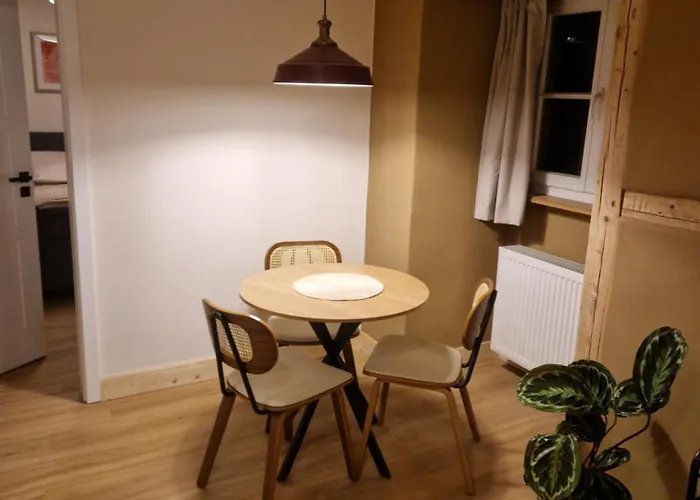 Rebhaus Adams Apartment *